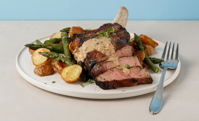 Cotelettes De Veau Grillees Dans La Braise Beurre Blanc A L Ail Noir