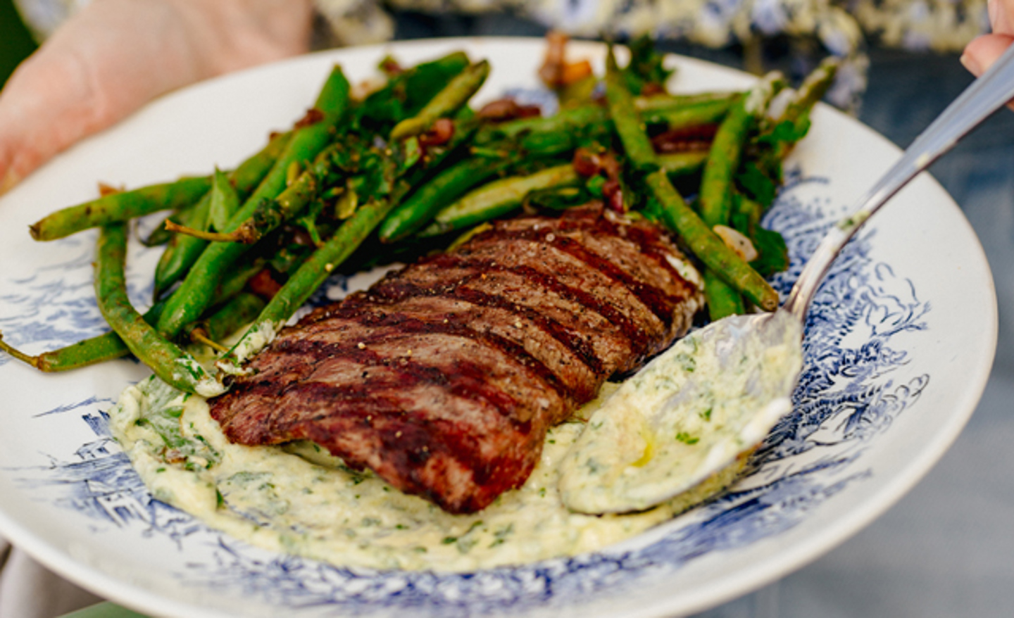 Bavette De Veau Du Quebec Grillee Avec Salade De Haricots Verts Et Sauce Cremeuse Au Persil