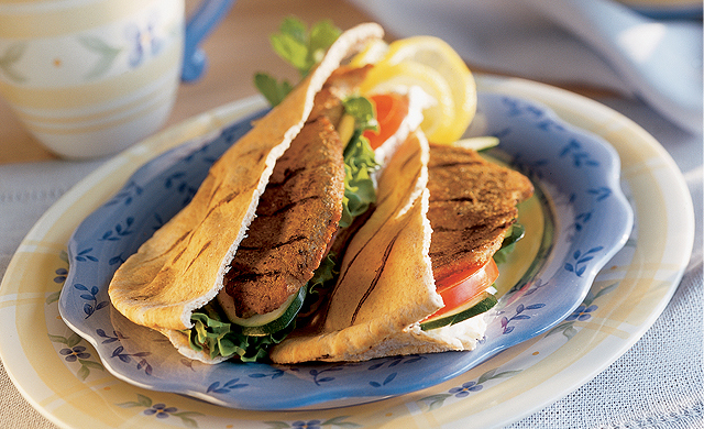 Escalopes De Veau Du Quebec Epicees A L Indienne Et Sandwich Pita